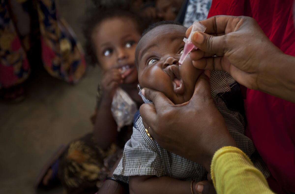 ARCHIVO - En esta fotografía un bebé somalí recibe una vacuna contra la polio,