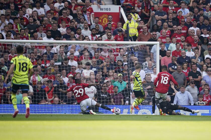 Leandro Trossard (centro) anota el gol de Arsenal en la victoria 1-0 ante el Manchester United en la Liga Premier, el domingo 12 de mayo de 2024. (AP Foto/Dave Thompson)