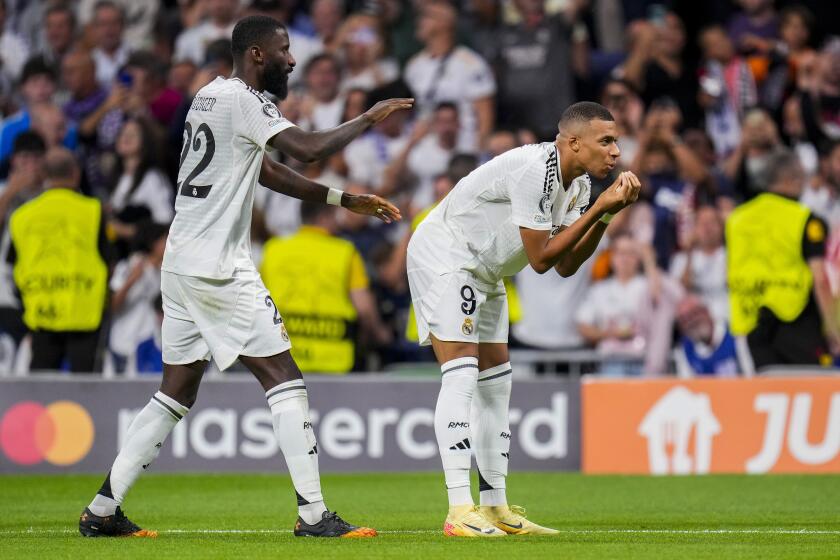 Kylian Mbappé (derecha) celebra tras anotar el primer gol del Real Madrid en la victoria 3-1 ante Stuttgart por la Liga de Campeones, el martes 17 de septiembre de 2024. (AP Foto/Manu Fernández)