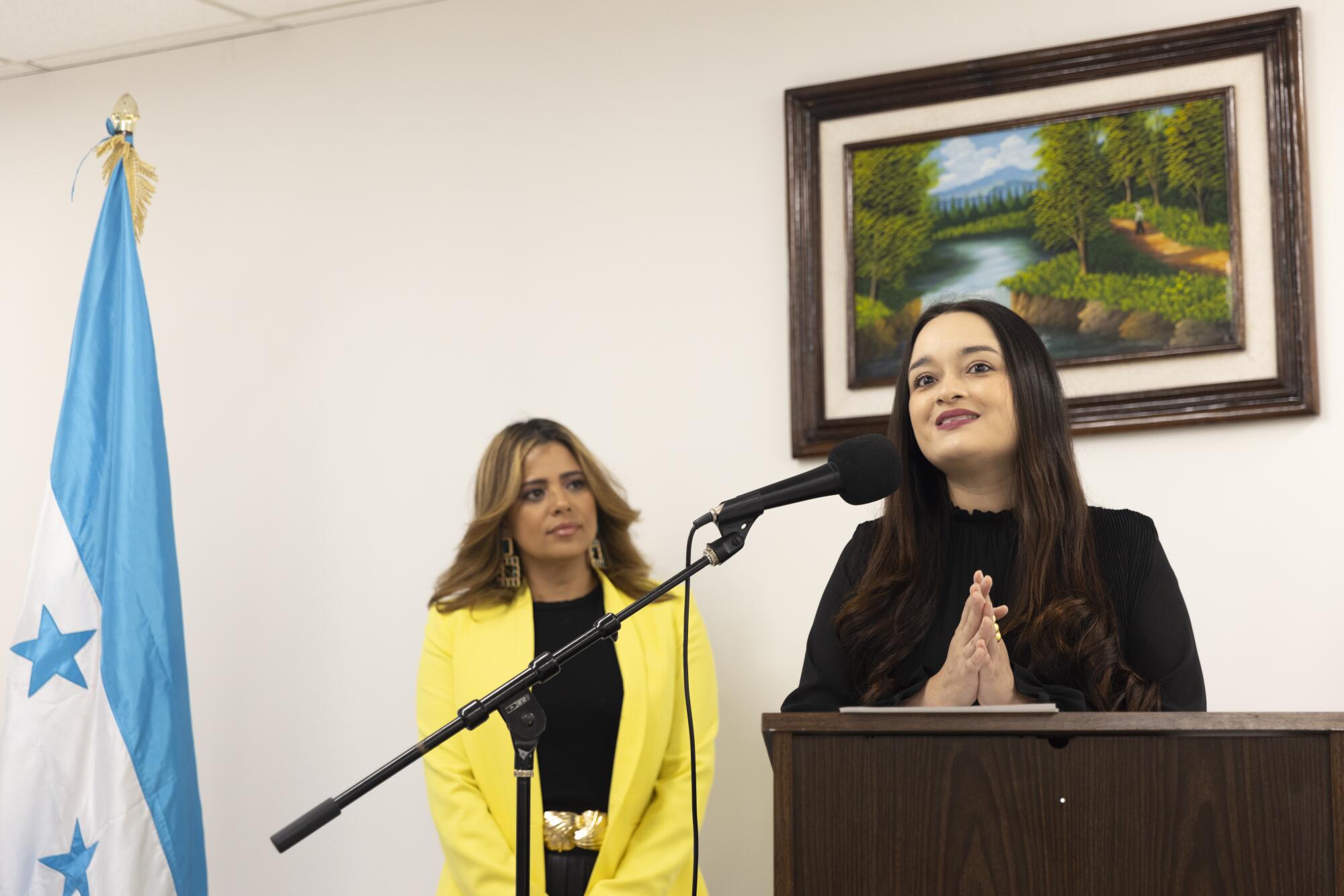 Julissa Gutiérrez Villanueva, cónsul de Honduras en Los Ángeles, emite su discurso en la apertura