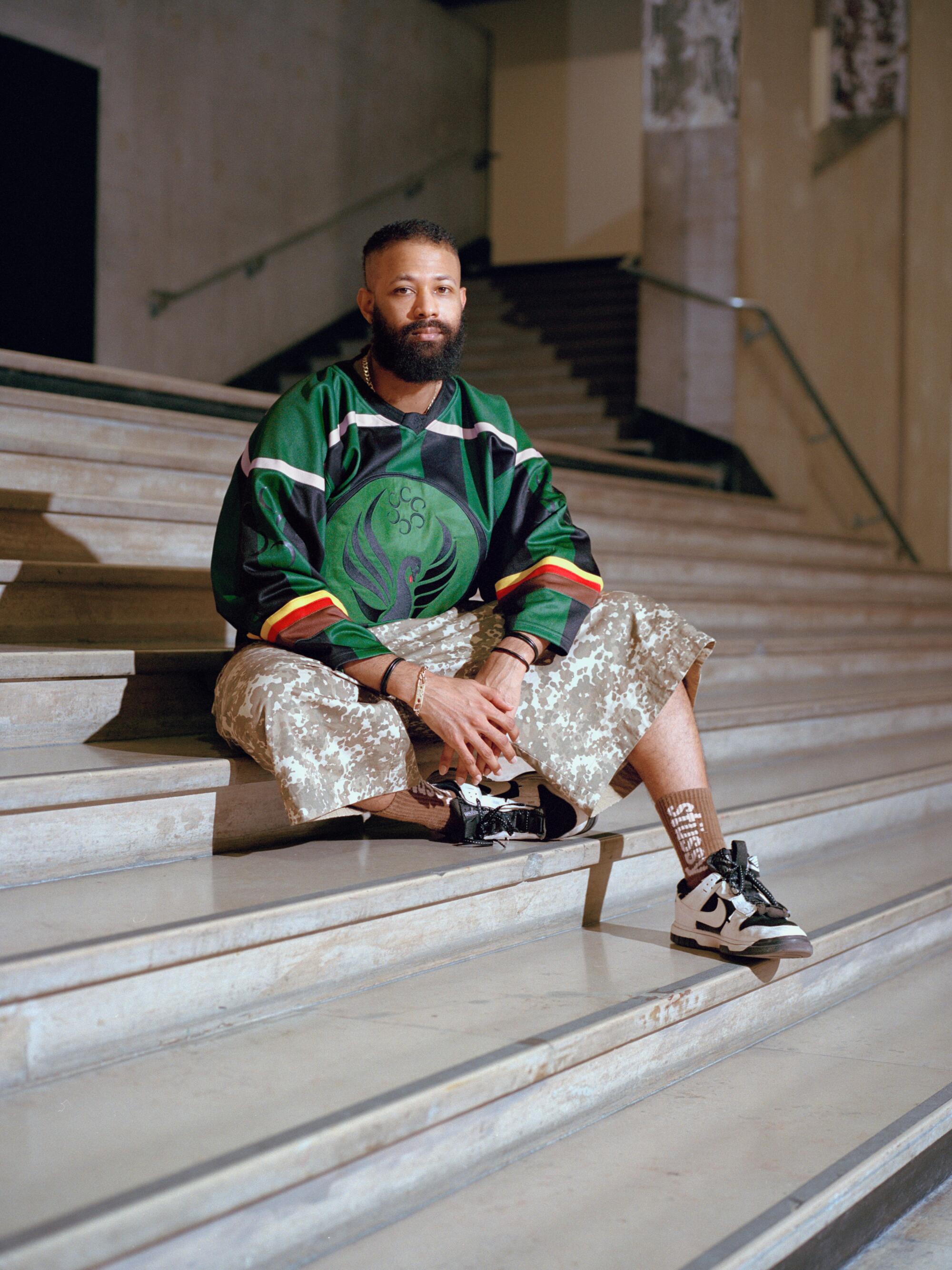 Vincent lleva una camiseta de hockey CRIOLLA, pantalones cortos de Bernhard Wilhelm, calcetines Stüssy, zapatillas Nike y joyas del propio talento.