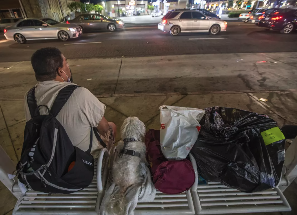 Un hombre se sienta con su perro 