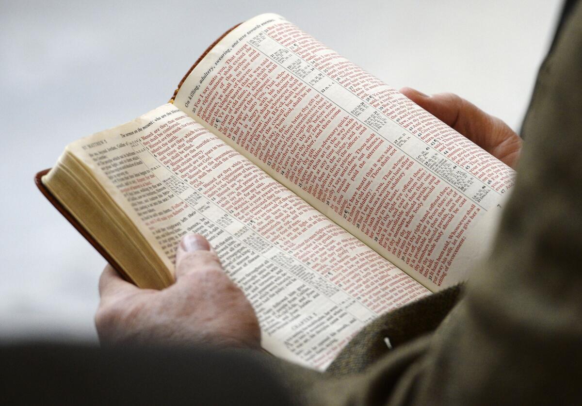 Una Biblia es leída en voz alta en el Capitolio de Utah, el lunes 25 de noviembre de 2013. 