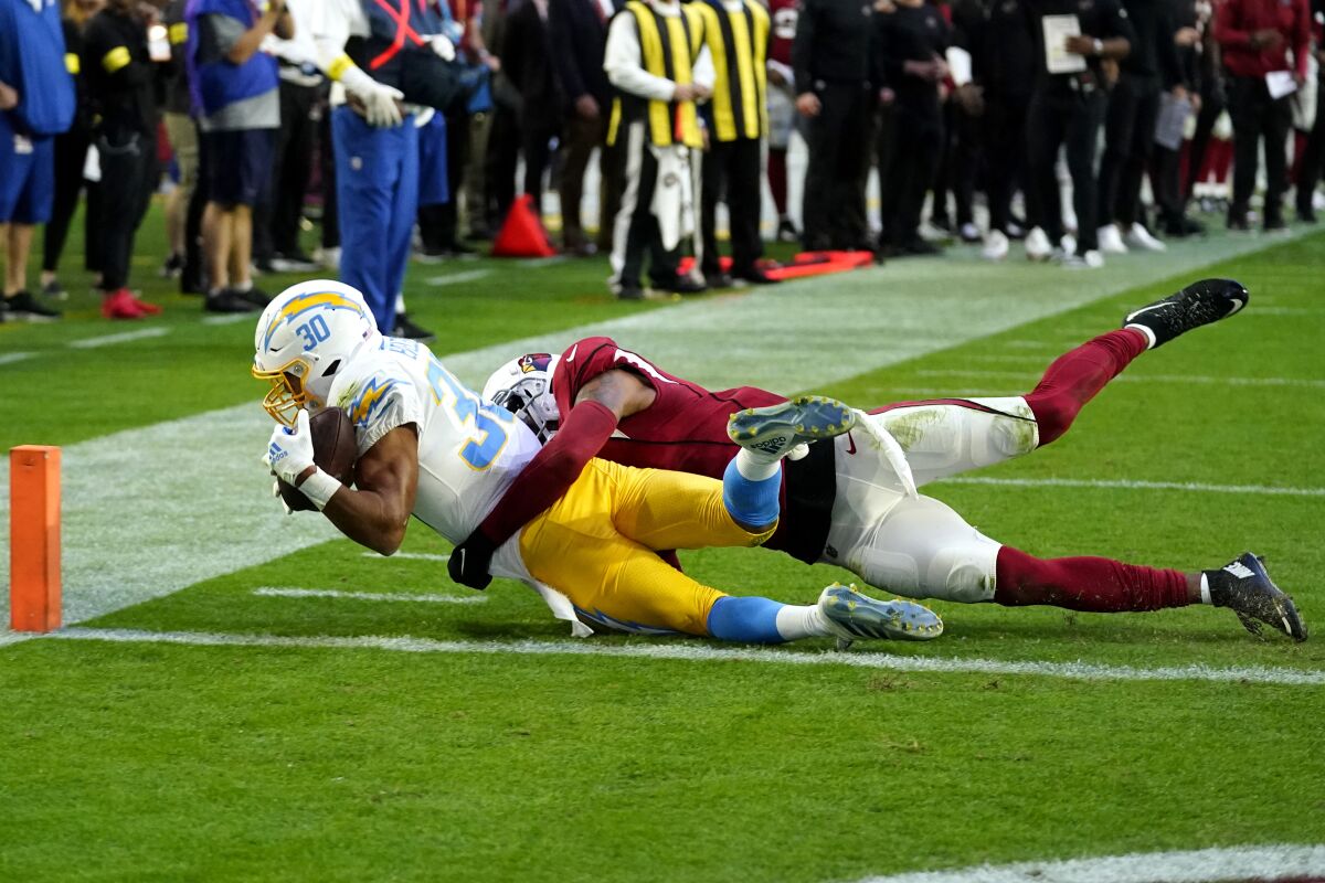 Austin Ekeler (30) stretches to score the Chargers' final touchdown as the Cardinals'  Isaiah Simmons tackles to late.