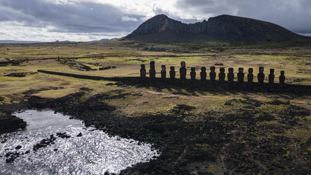 ARCHIVO - Estatuas moai en Ahu Tongariki cerca del volcán Rano Raraku, arriba, en Rapa Nui o Isla de Pascua
