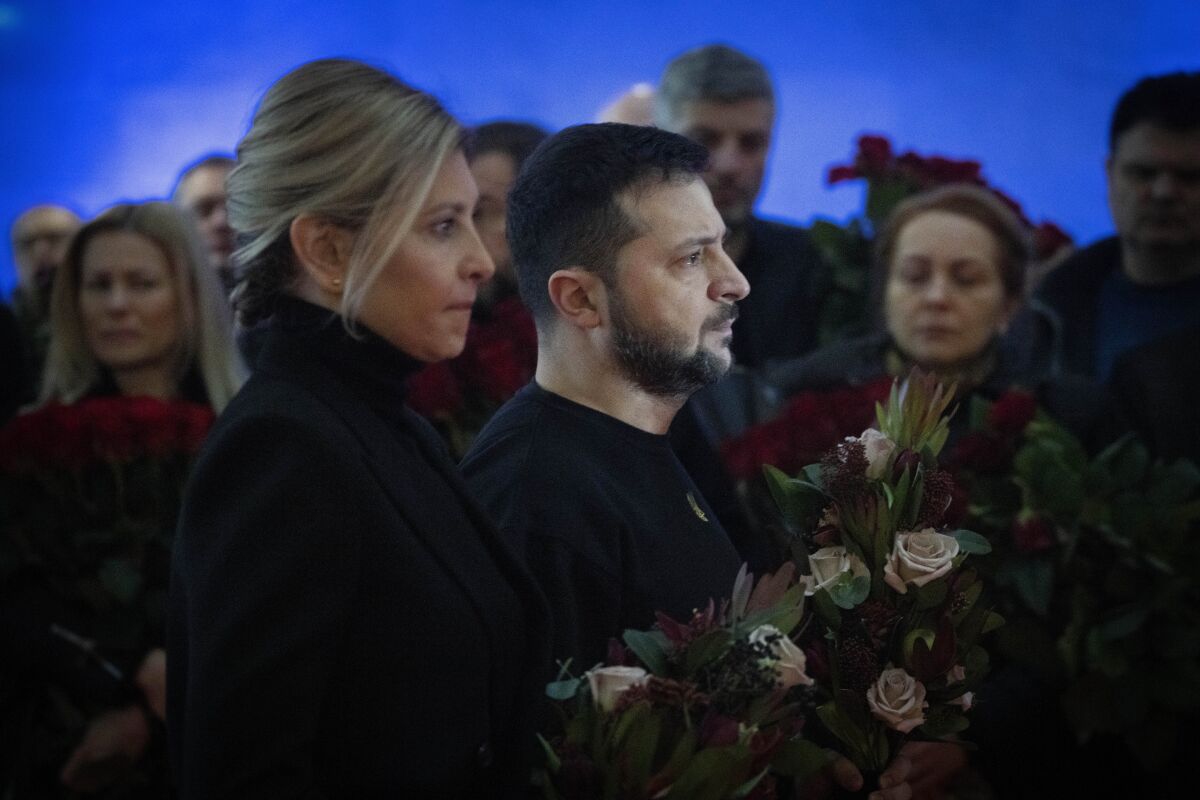 El presidente ucraniano Volodymyr Zelenskyy y su esposa Olena recuerdan a las víctimas de un accidente 
