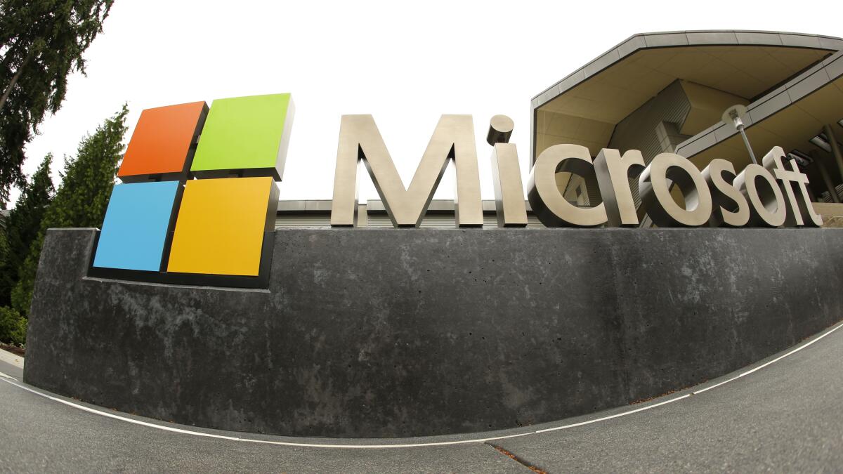 ARCHIVO - La foto de archivo del 3 de julio de 2014 muestra el logo de Microsoft Corp. en Redmond, 