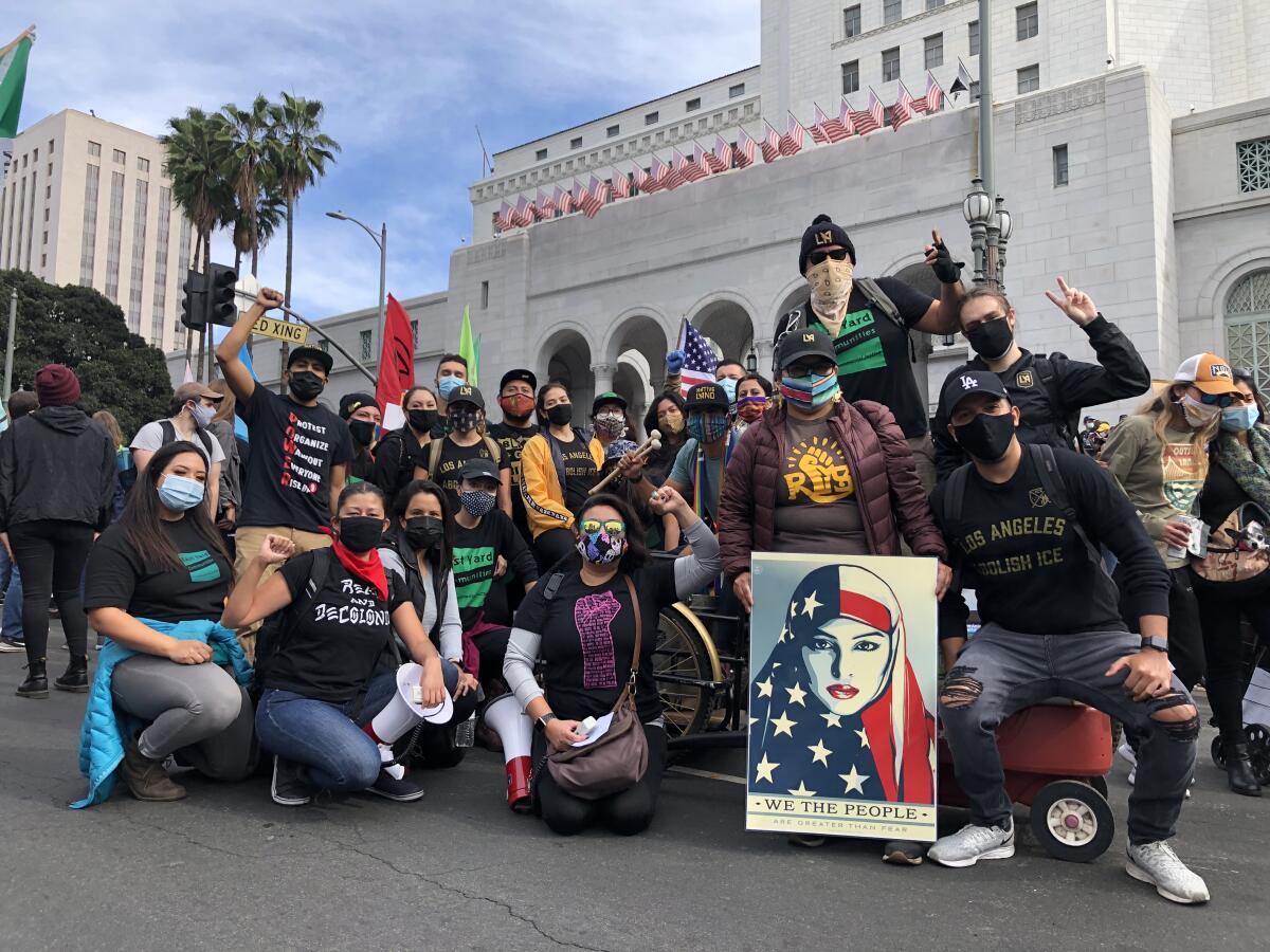 Los jóvenes integrantes del grupo Lxs Tigres del NorthEnd posan frente a la alcaldía de Los Ángeles.