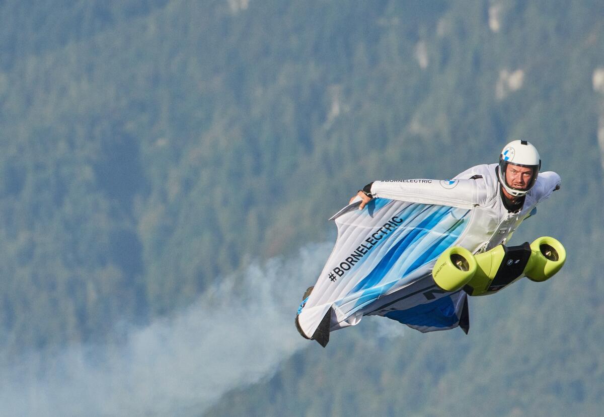El paracaidista austríaco Peter Salzmann gana altitud con su traje electrificado.