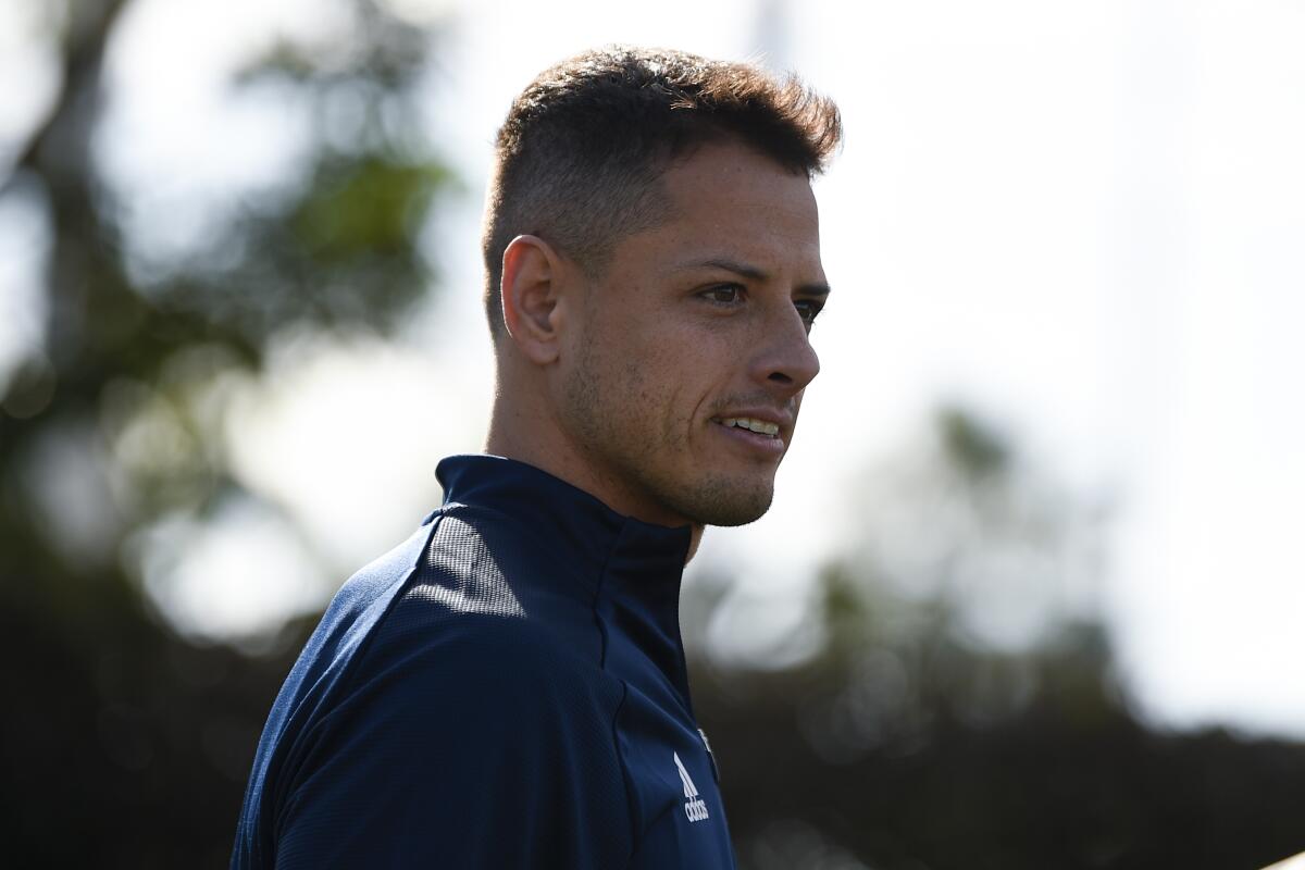 Los Angeles Galaxy's Javier "Chicharito" HernÃ(degrees)ndez walks to the practice field in Carson, Calif., Thursday, Jan. 23, 2020. (AP Photo/Kelvin Kuo)
