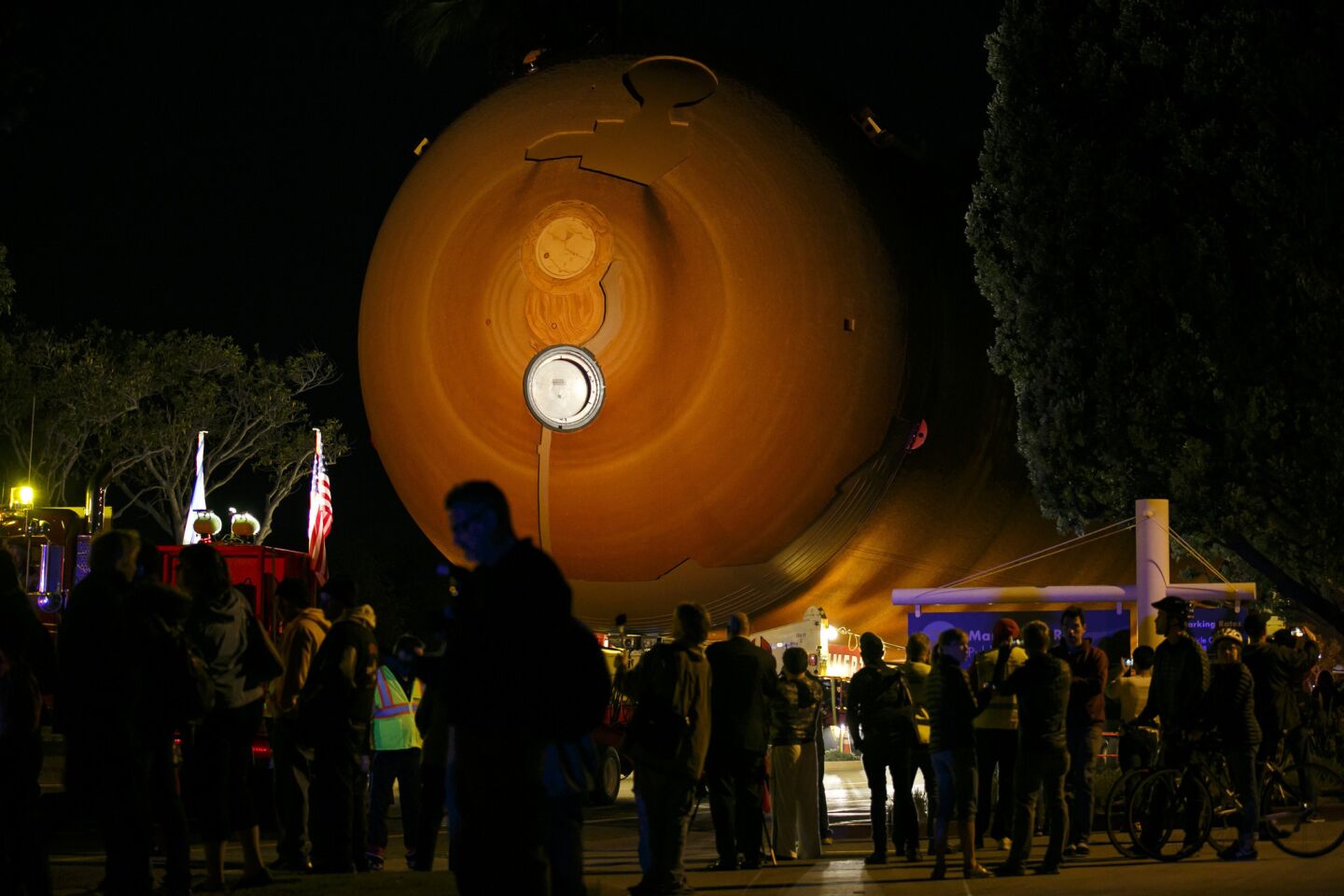 A crowd forms at Marina Del Rey to see ET-94 as it begins its journey to Exposition Park.