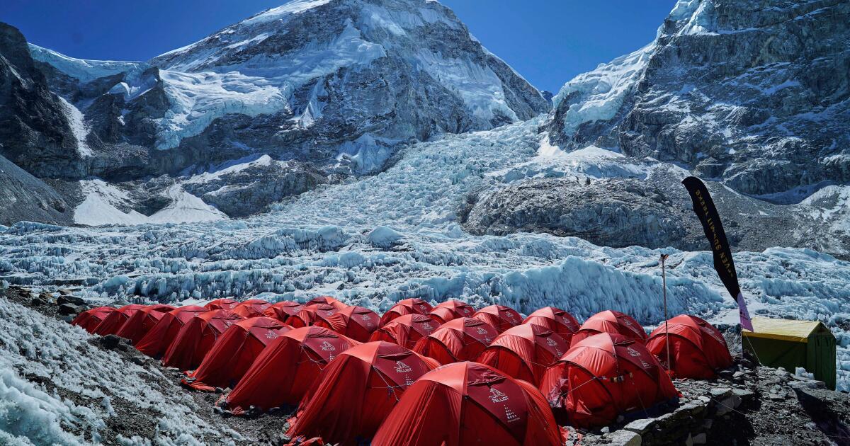 La saison du mont Everest s’ouvre tard et les alpinistes n’ont pas à s’inquiéter des gros blocs de glace et des frais de déplacement élevés.