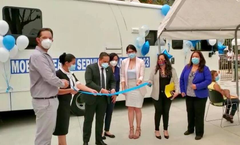 Tekandi Paniagua, cónsul general de Guatemala en L.A., realiza el corte de cinta para lanzar los servicios médicos.