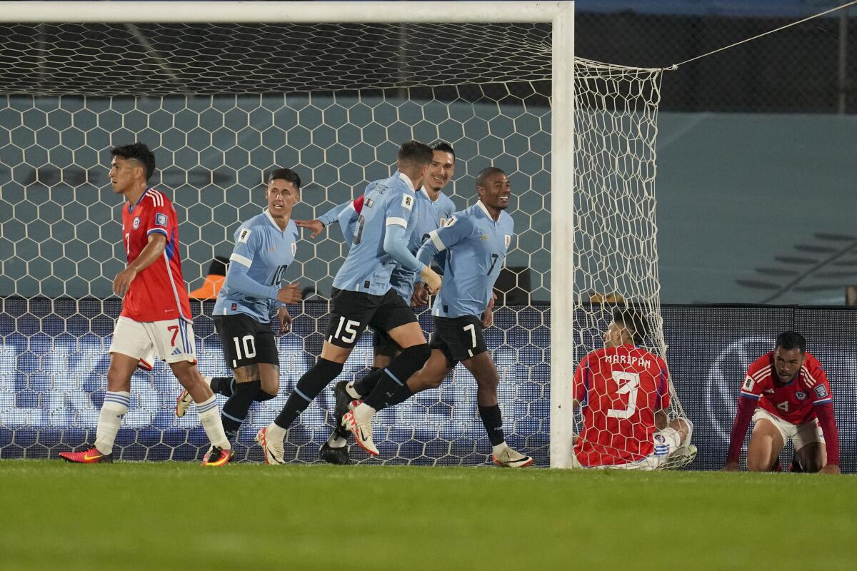 Nicolás De la Cruz (7), de la selección de Uruguay, festeja tras anotar el tercer tanto de su equipo 