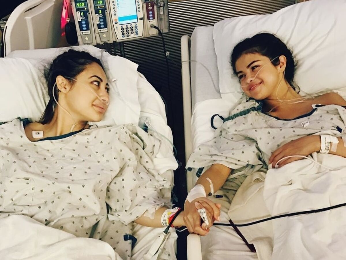Selena Gomez (der.) rompió amistad con Francia Raisa (izq.), la actriz que le donó un riñón.