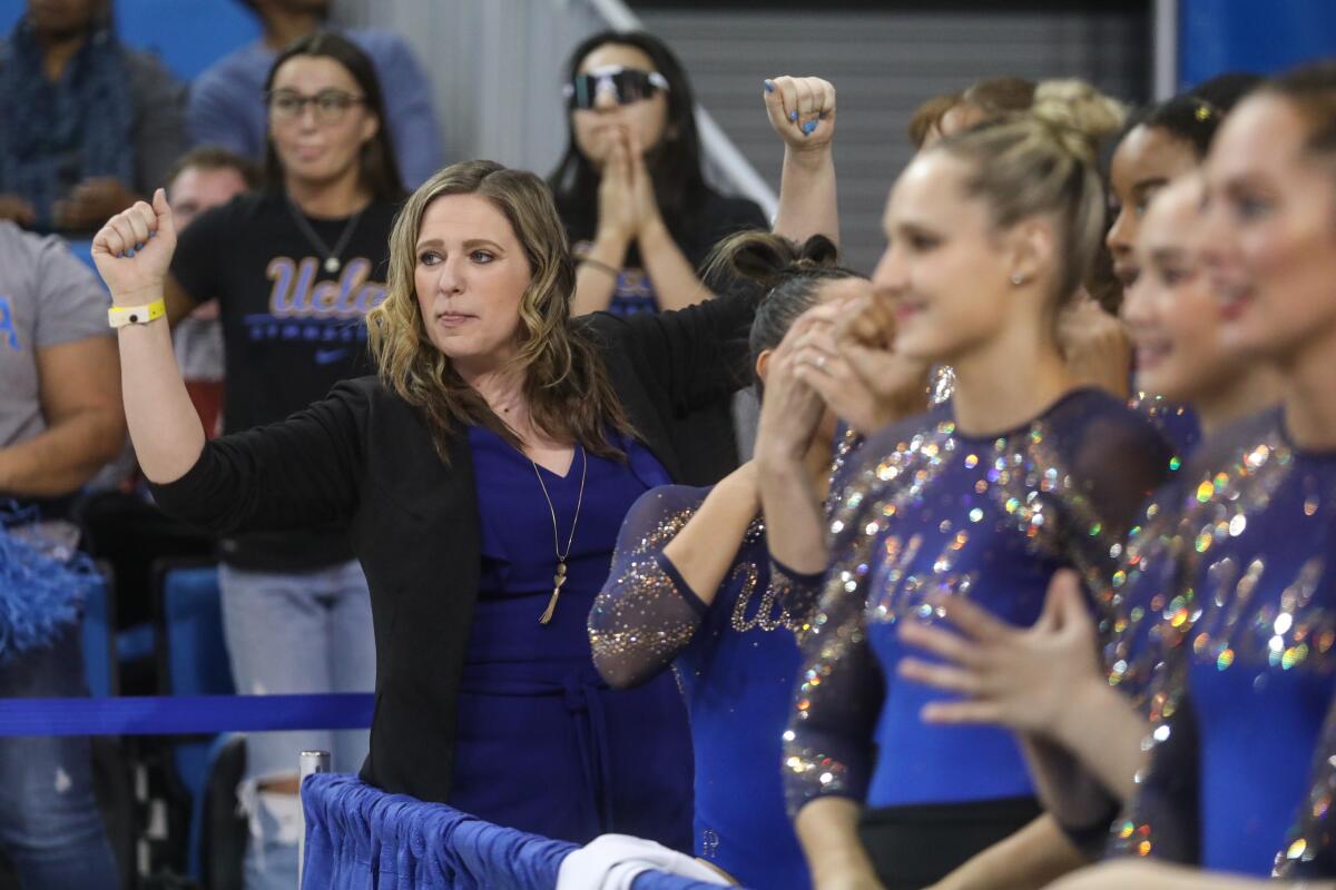 UCLA antrenörü Janelle McDonald, Mart ayındaki NCAA Los Angeles Bölge etkinliğinde kutlama yapıyor.