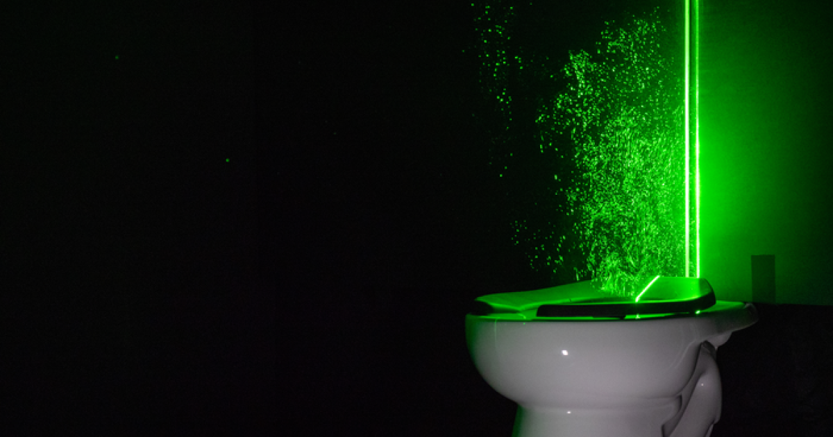 Les lasers verts révèlent que le couvercle des toilettes doit être fermé avant la chasse d’eau