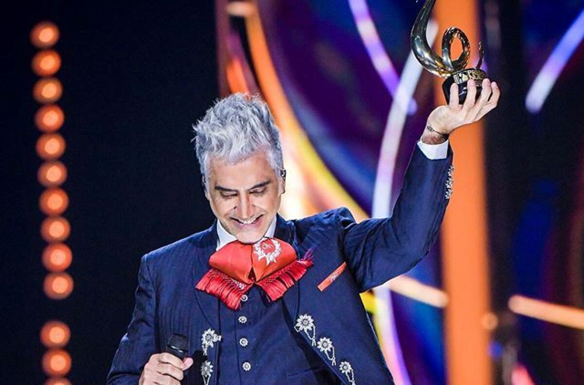 Alejandro Fernandez recibe el Premio Legado y se lo dedica a su famoso padre  antes del inicio de su gira - Los Angeles Times