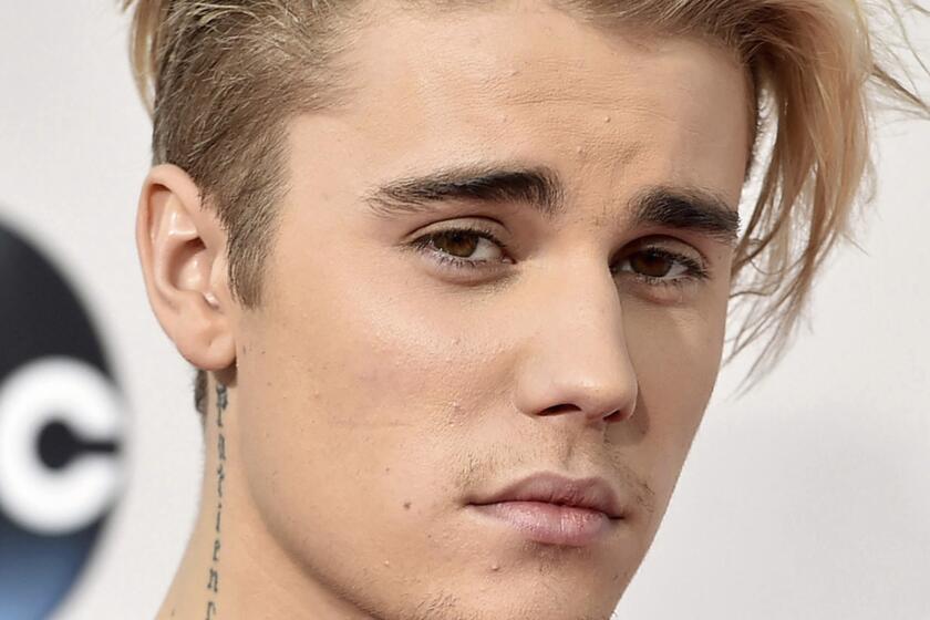 ARCHIVO ‚Äì En esta fotograf√≠a de archivo del 22 de noviembre de 2015 Justin Bieber en los American Music Awards en Los Angeles. Bieber dijo que padece la enfermedad de Lyme en una publicaci√≥n de Instagram el 8 de enero de 2020. (Foto AP Jordan Strauss/Invision/AP)