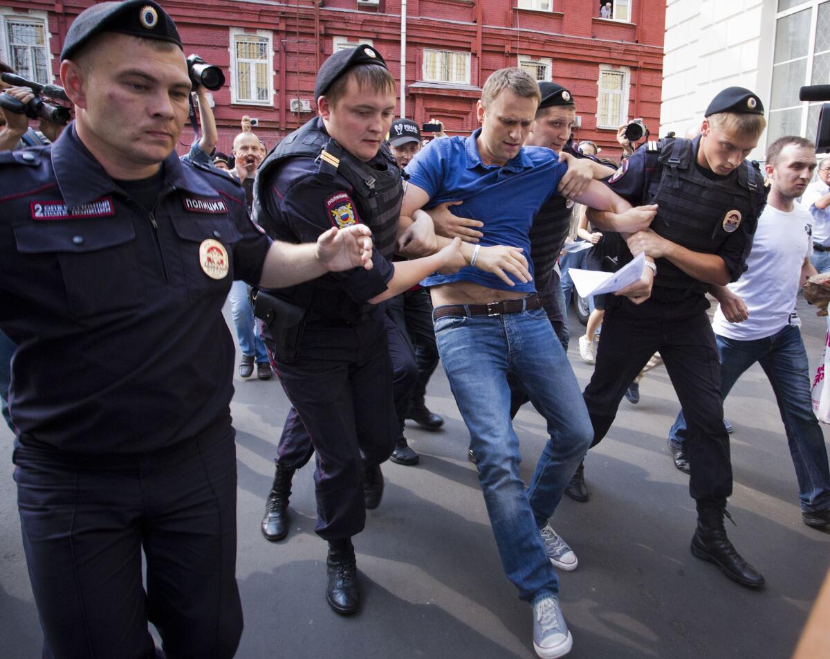 Archivo - Varios policías detienen al líder opositor ruso Alexei Navalny (centro) en Moscú, Rusia,