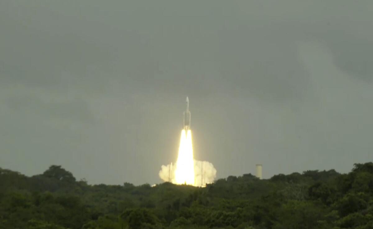 Esta foto de la Agencia Espacial Europea muestra al cohete Ariane 5, que transporta al explorador