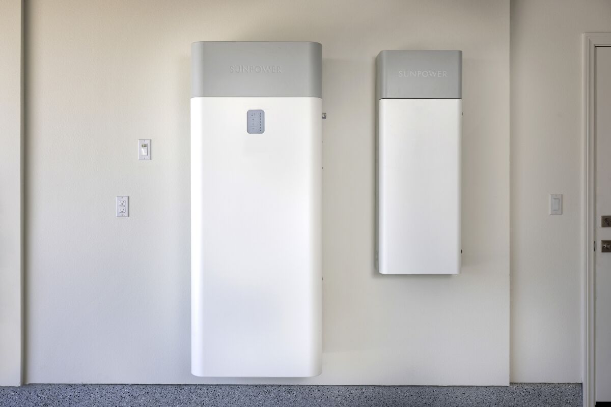 Une batterie est accrochée à un mur à l'intérieur d'un garage