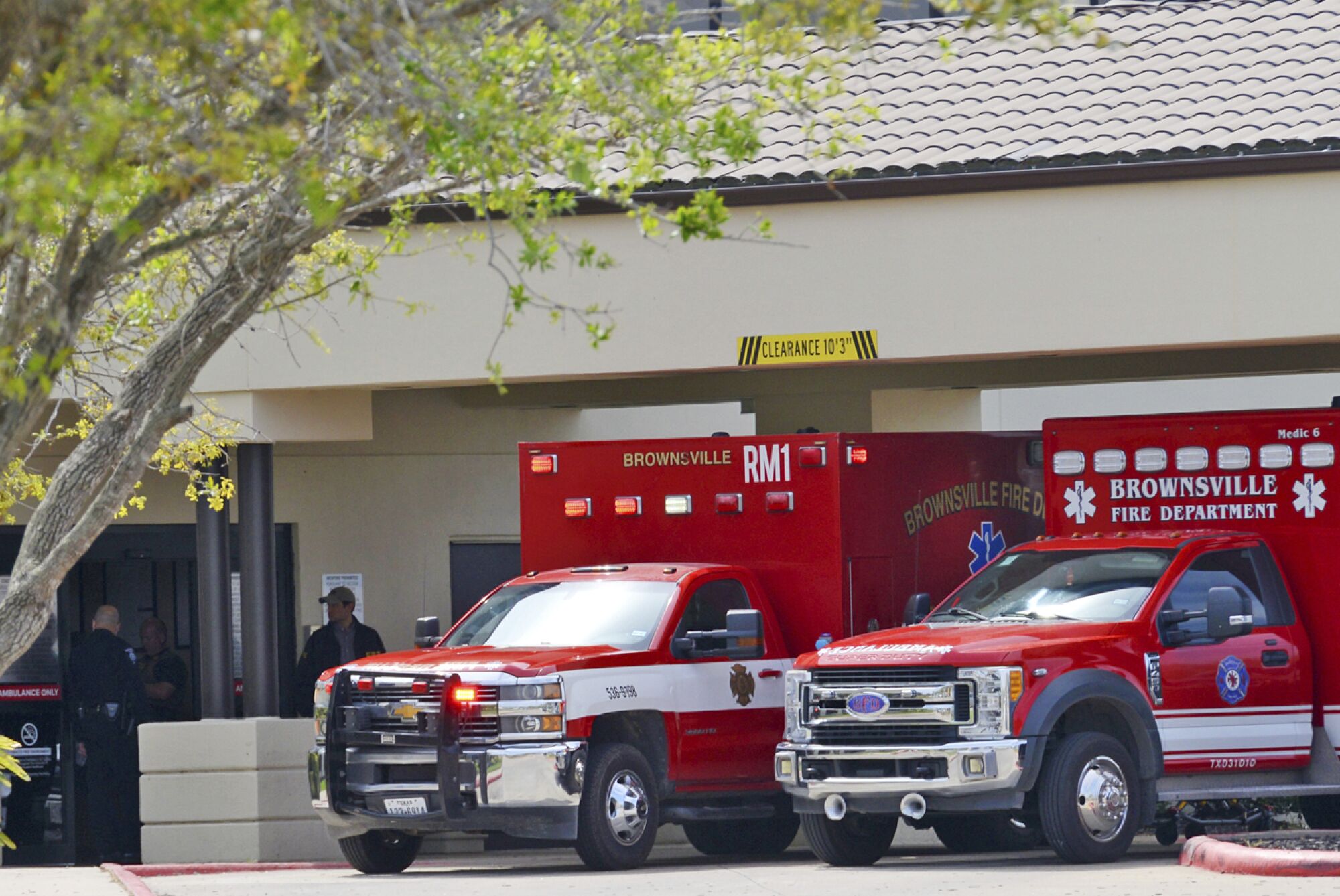 Bir binanın yanına park etmiş iki ambulans 