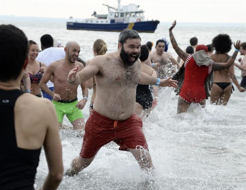 Cientos de personas participan el 1 de enero de 2014 en el baño polar anual organizado por el Coney Island Polar Bear Club, en un área de Brooklyn, Nueva York (EE.UU.). EFE/Archivo