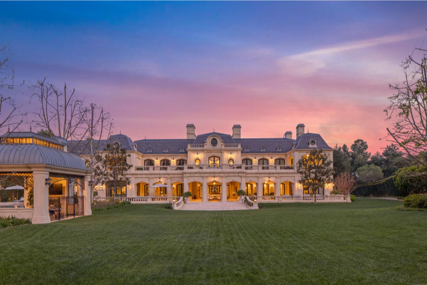 Mark Wahlberg Sells Beverly Park Mansion For 55 Million Los Angeles Times 