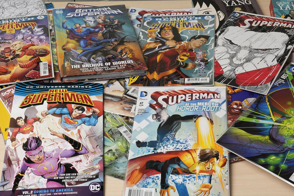 Cómics se exhiben en la casa de Gene Yang el martes 1 de abril de 2025, en San José, California.