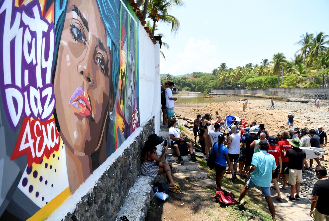 A mural of surfer Katherine Díaz overlooks the beach.