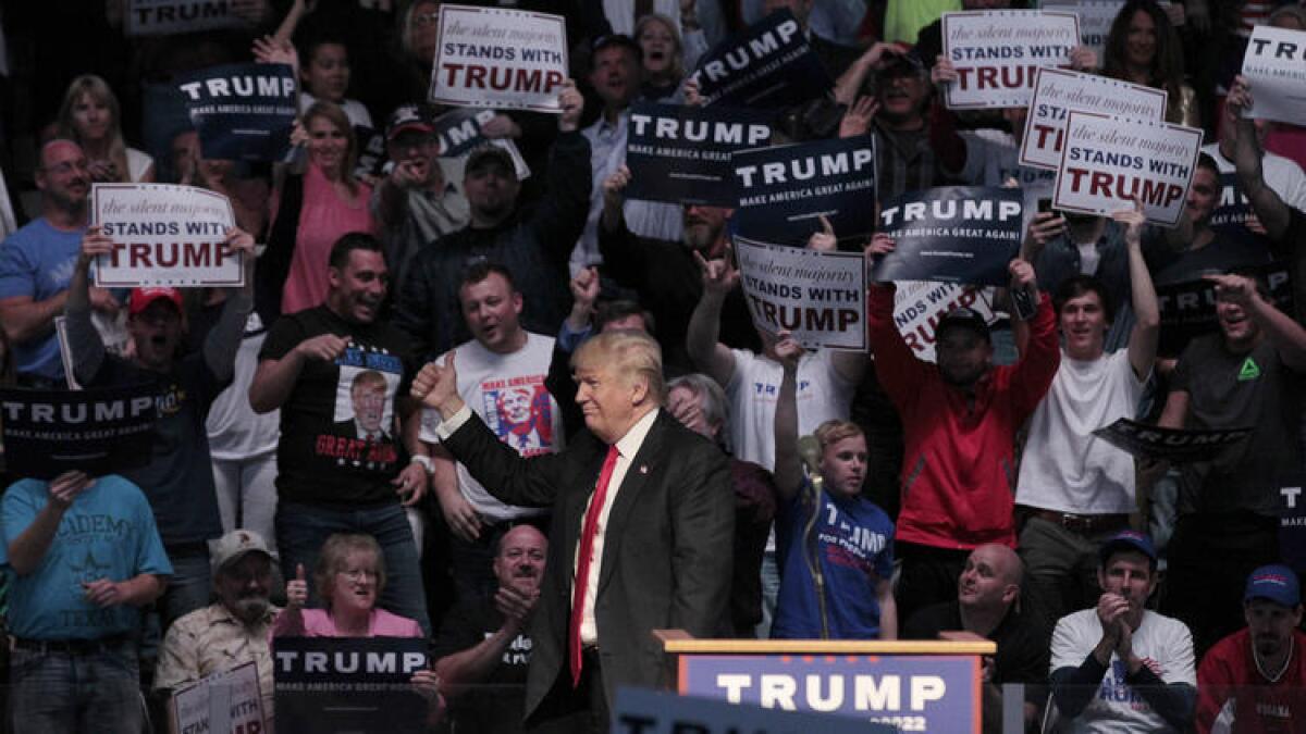 El favorito de los candidatos republicanos, Donald Trump, se dirige a la multitud durante un mitin en Indianápolis, este jueves.