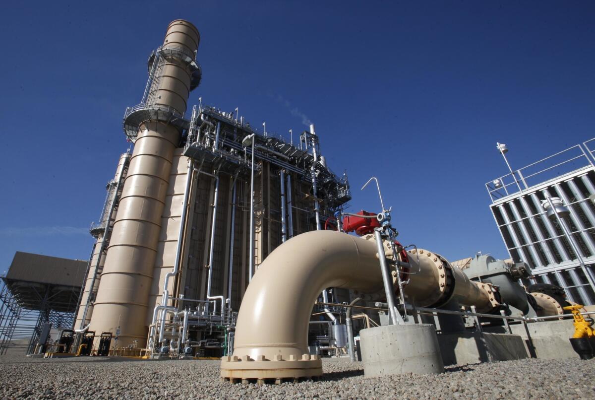 Las tuberías de agua que conducen al sistema de enfriamiento de la central eléctrica Colusa de Pacific Gas & Electrics se observan cerca de Maxwell, California el martes 15 de noviembre de 2011.
