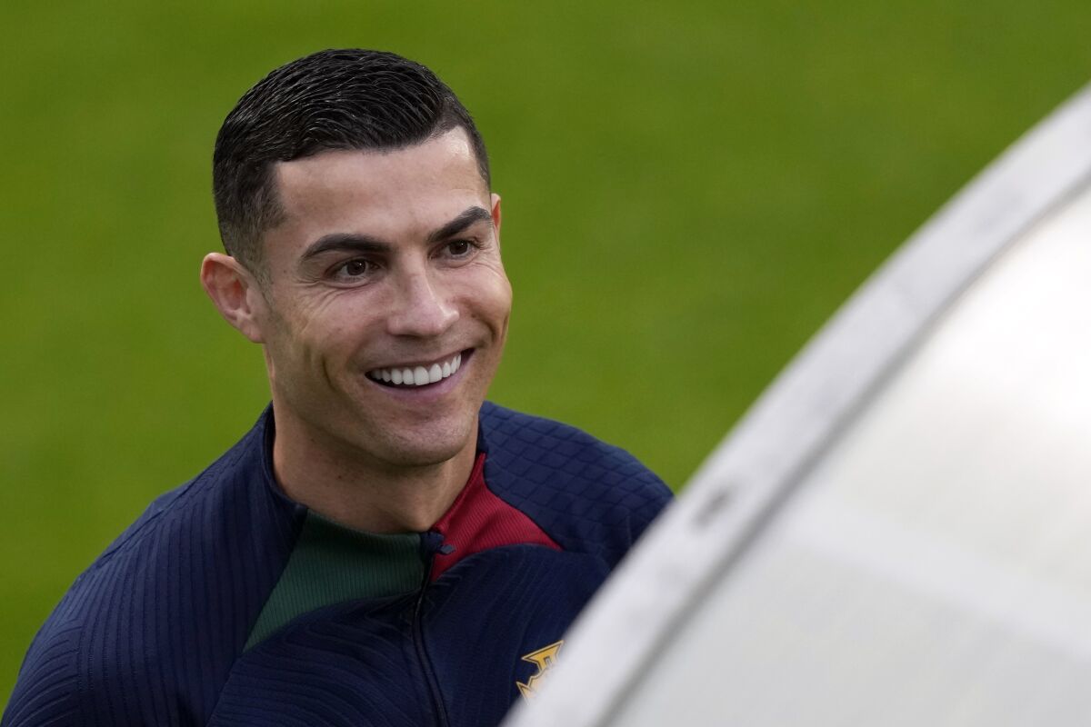 Cristiano Ronaldo sonríe a su llegada a un entrenamiento de la selección de Portugal en Oeiras,