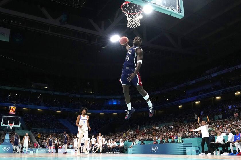 El estadounidense Anthony Edwards con una volcada ante Puerto Rico en el baloncesto masculino de los Juegos Olímpicos de París, el sábado 3 de agosto de 2024 en Villeneuve-d'Ascq, Francia. (AP Foto/Michael Conroy)