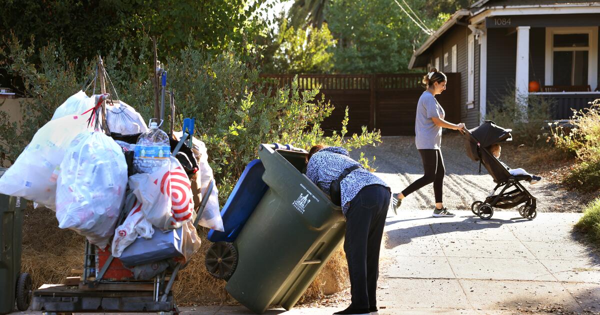 Emeklilik yaşını geçtikten sonra güvenlik ağı olmadan çalışan belgesiz göçmenler