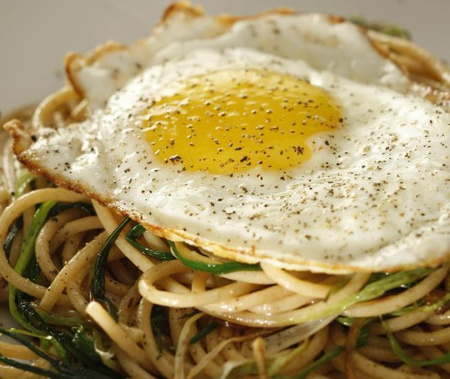 Whole wheat spaghetti with green garlic and fried egg