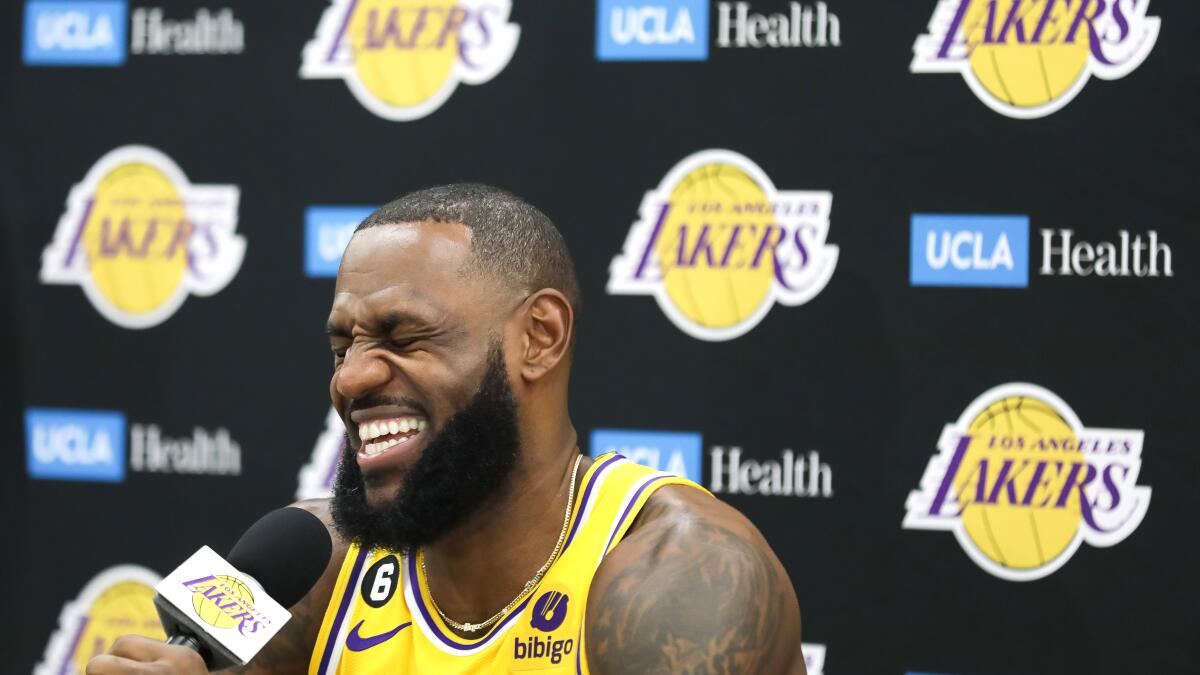 LeBron James sits as Lakers lose at Golden State Warriors; tempers flare in  locker room - Los Angeles Times