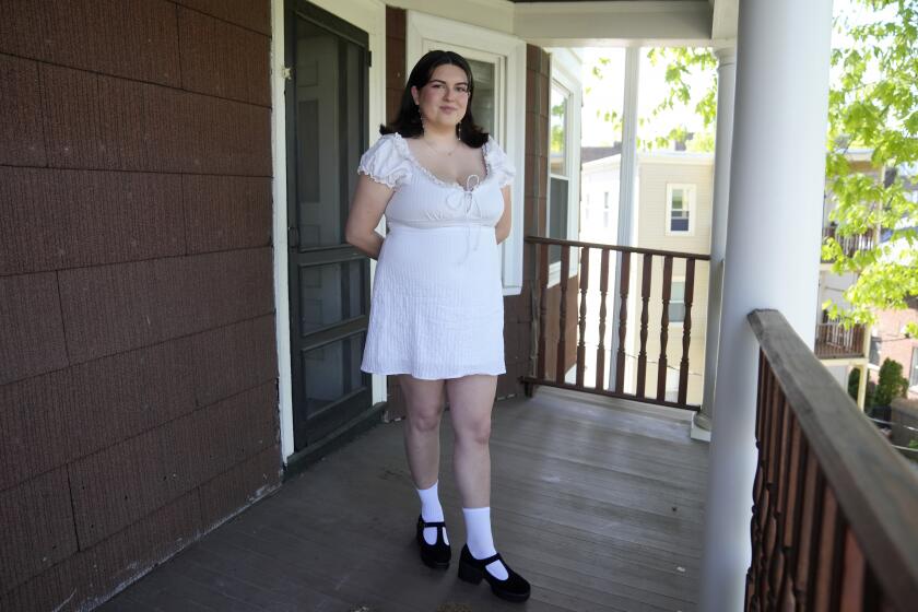 Daniella López White, de Hawái, posa para una foto el martes 14 de mayo de 2024, en el porche de su apartamento, en Boston. (AP Foto/Steven Senne)