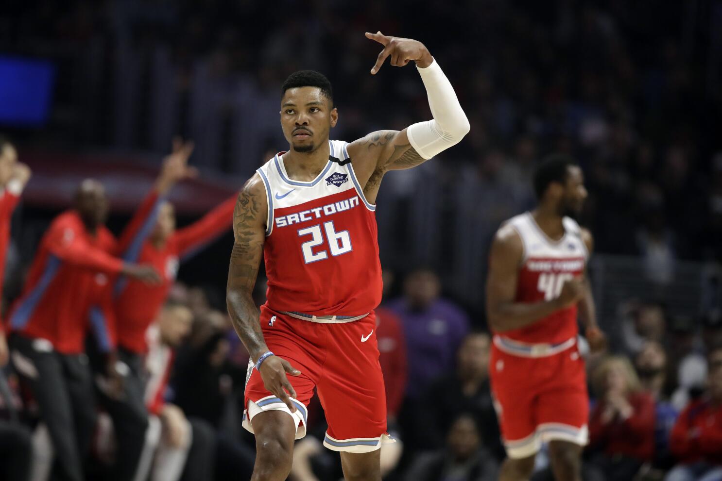 Lakers officially sign Kent Bazemore, who they really need on