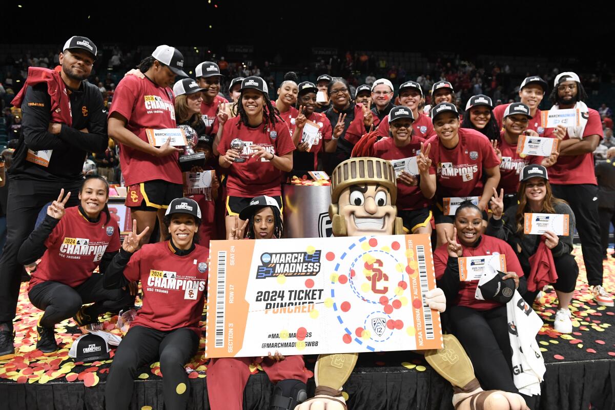 Les joueurs de l'USC célèbrent après avoir battu Stanford lors du match de championnat féminin Pac-12 dimanche.