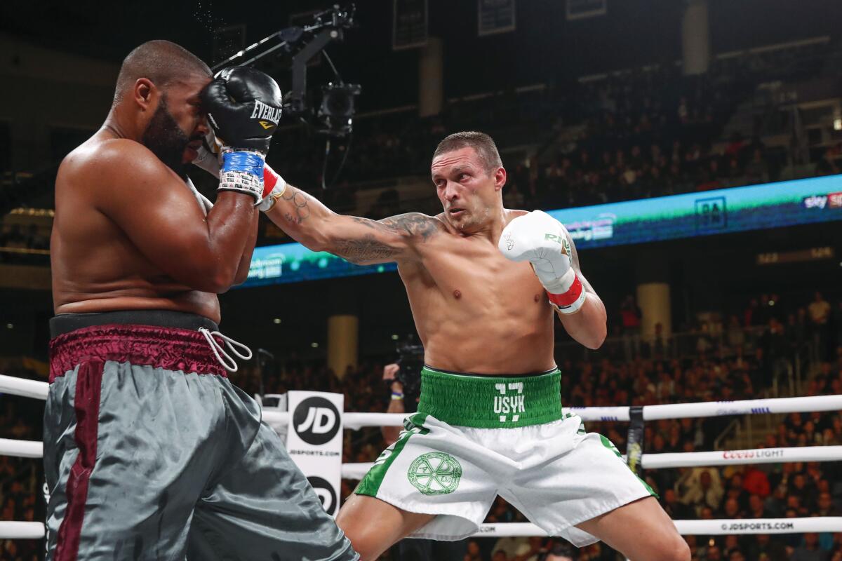 Oleksander Usyk (der) castiga a Chazz Witherspoon el 12 de otubre del 2019 en Chicago.