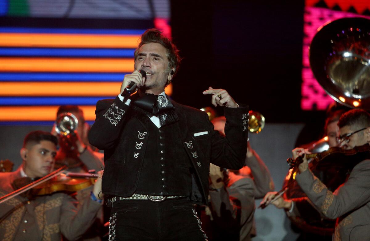 Alejandro Fernández en el escenario de 'Las Clásicas".