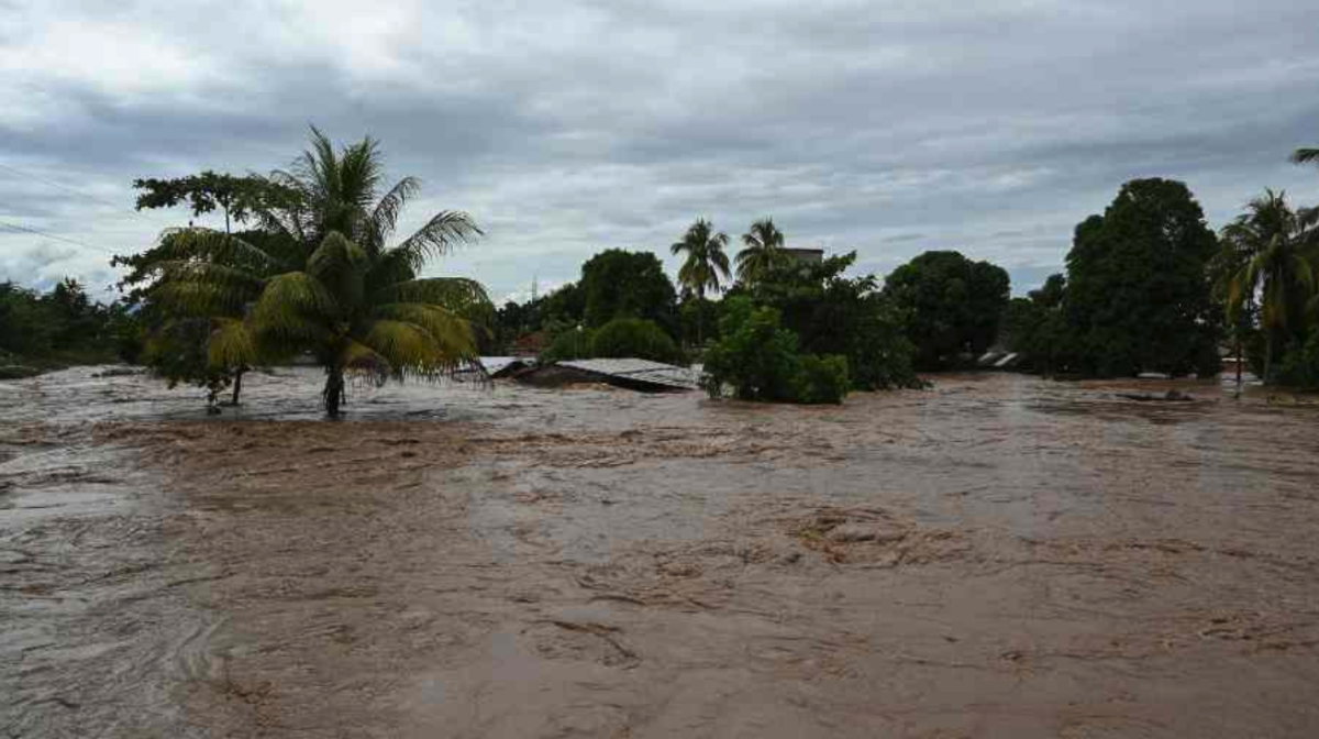 La vista del río Ulúa se desbordó debido a las fuertes lluvias provocadas por el huracán Eta