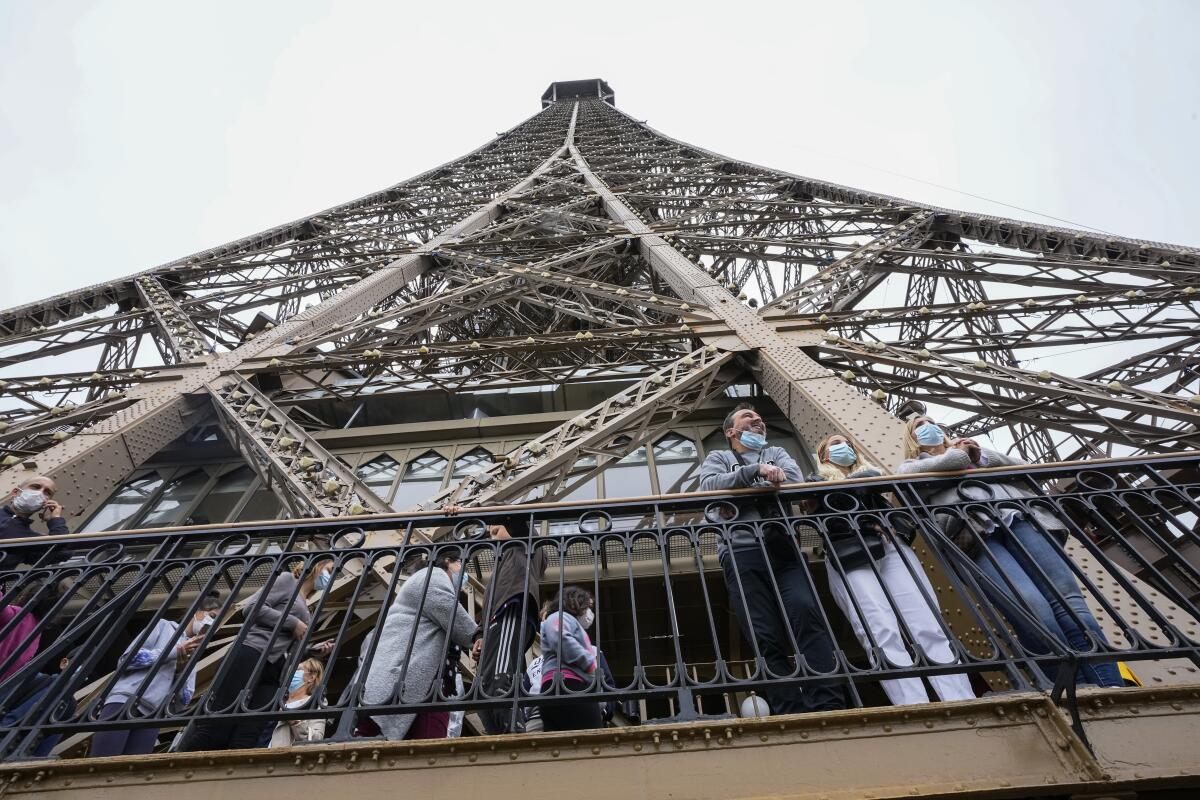Visitantes disfrutan de las vista desde la Torre Eiffel.