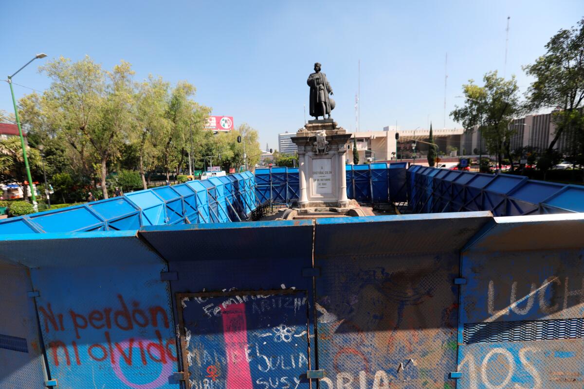 Estatua de Colón en la Ciudad de México amanece vallada en el Día de la Raza