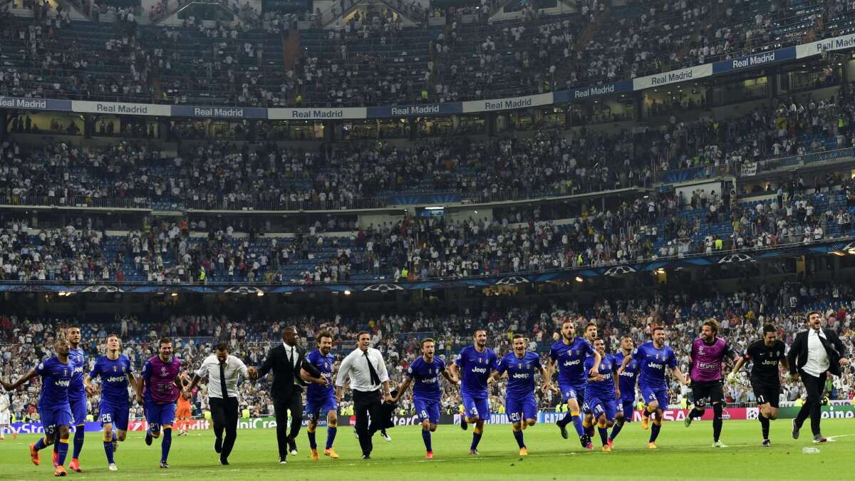 Los jugadores de la Juventus celebran en el estadio del Real Madrid.