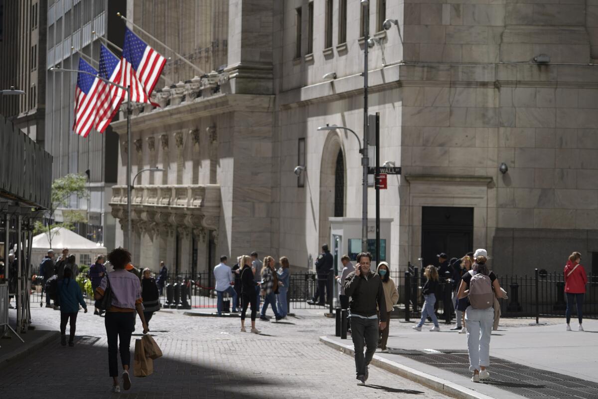 Varias personas caminan frente a la Bolsa de Valores el viernes 23 de septiembre de 2022, en Nueva York. 