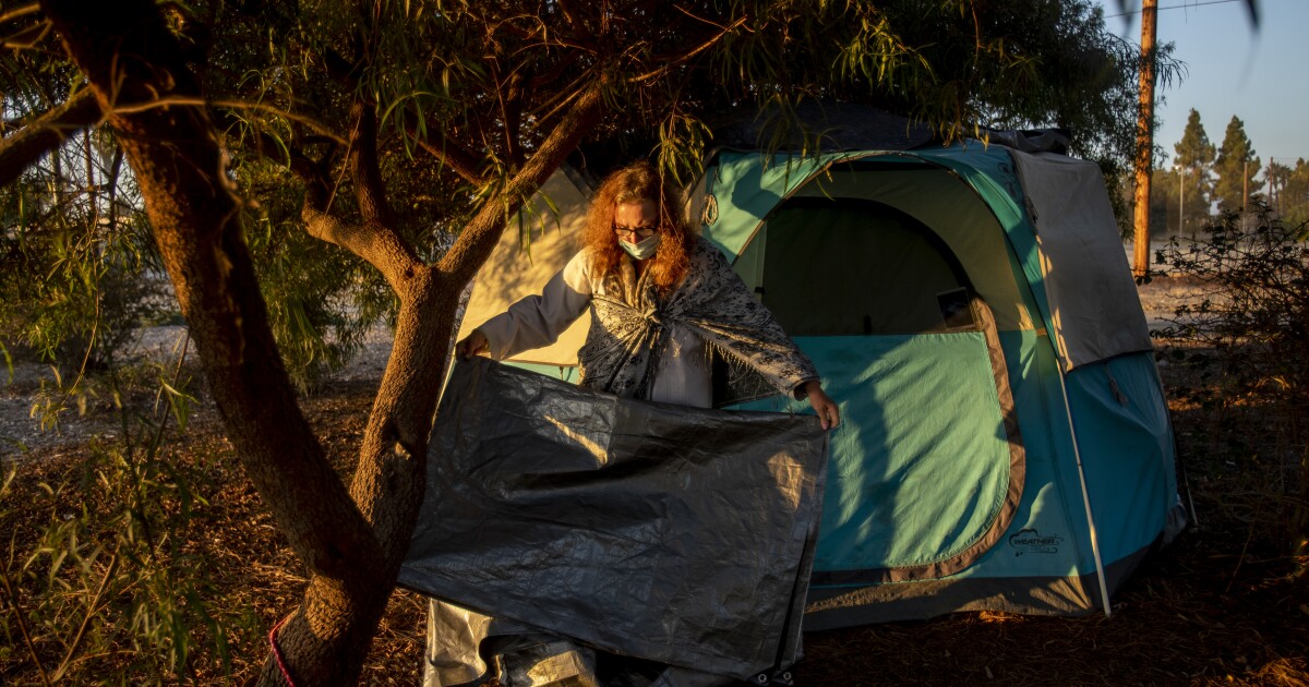Wanita tunawisma Orange County berjuang untuk tidur di taman dan menang — untuk saat ini