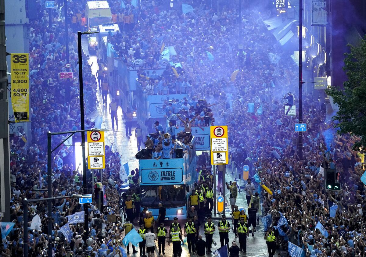 Jugadores del Manchester City recorren las calles.